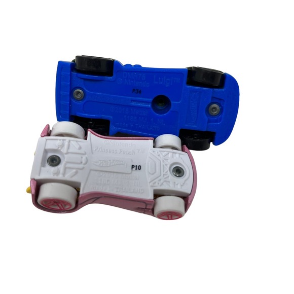 Mario Kart Hot Wheels Lot of 4 Princess Peach, Mario, Luigi Diecast Toy Cars - Picture 6 of 6